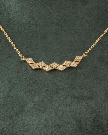 طقم زركون ناعم متألق بحبات الزركون بتصميم هندسي