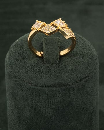 طقم زركون ناعم متألق بحبات الزركون بتصميم هندسي