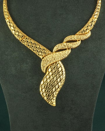 طقم مجوهرات بلمعة الذهب مع ساعة يد نسائية تصميم ذهبي