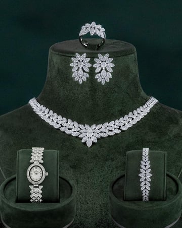 بكج الأميرة - طقم نسائي مرصع مع ساعة فاخرة