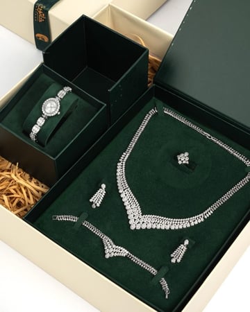 طقم مجوهرات بلمعة الألماس مع ساعة نسائية راقية