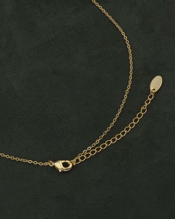 طقم نسائي فاخر ساعة ذهبية مع سلسال و حلق مرصعات بالزركون