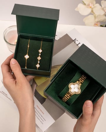 طقم ساعة وأساور فاخرة بلون ذهبي و تصميم عالمي مرصّع بالزركون