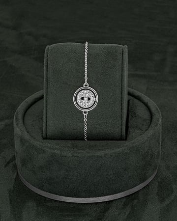 طقم مجوهرات زركون بتصميم فضي ناعم