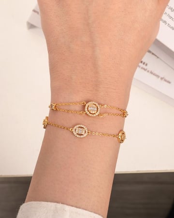 طقم ساعة وأساور فاخرة بلون ذهبي فضي مرصّع بالزركون