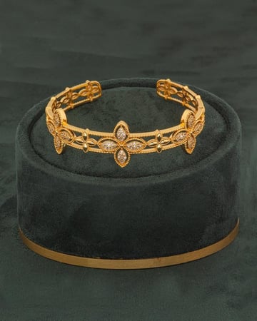 طقم اسوارة وخاتم ذهبي شكل وردة بلمعة الألماس