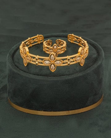 طقم اسوارة وخاتم ذهبي شكل وردة بلمعة الألماس