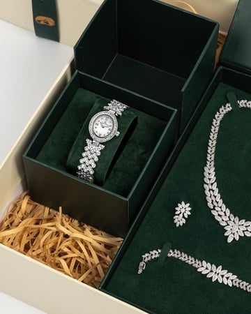 بكج الأميرة - طقم نسائي مرصع مع ساعة فاخرة