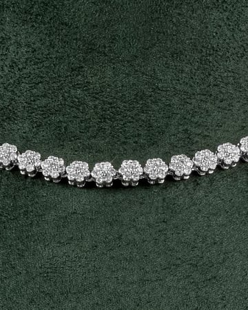 طقم فضي أنيق مرصع بالزركون مع ساعة يد مميزة