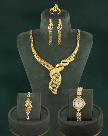 طقم مجوهرات بلمعة الذهب مع ساعة يد نسائية تصميم ذهبي
