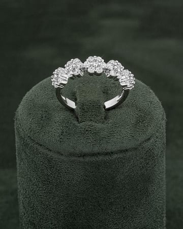 طقم فضي أنيق مرصع بالزركون مع ساعة يد مميزة