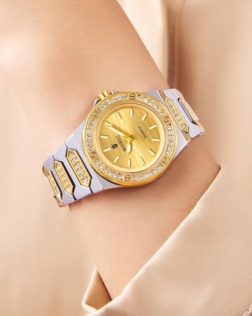 ساعة نسائية فضية تصميم عصري مينا ذهبي