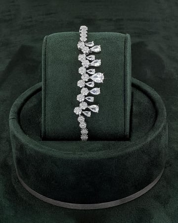 طقم مجوهرات للنساء تصميم فاخر للمناسبات