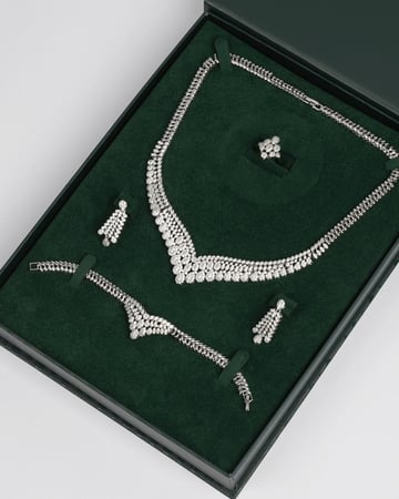 طقم مجوهرات بلمعة الألماس مع ساعة نسائية راقية