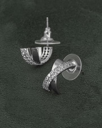 حلق مزين بفصوص الزركون اللامعة لون قضي