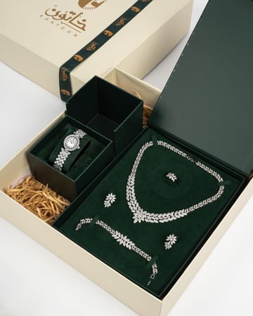 بكج الأميرة - طقم نسائي مرصع مع ساعة فاخرة