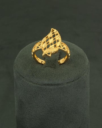 طقم مجوهرات بلمعة الذهب مع ساعة يد نسائية تصميم ذهبي