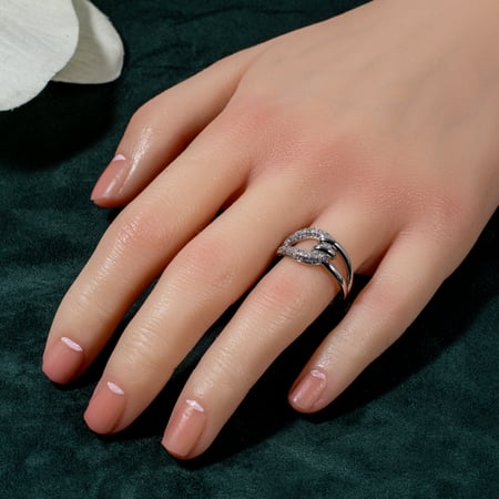 خاتم انفنتي فضي بتصميم متشابك مرصع بالزركون اللامع