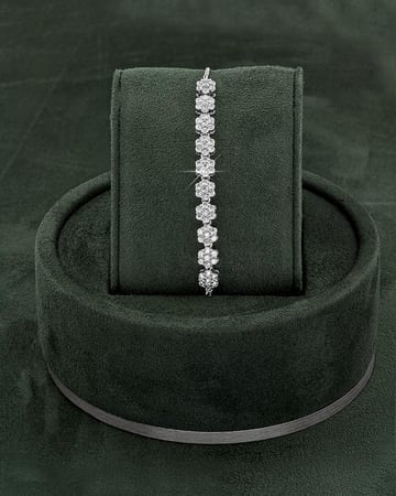 طقم فضي أنيق مرصع بالزركون مع ساعة يد مميزة