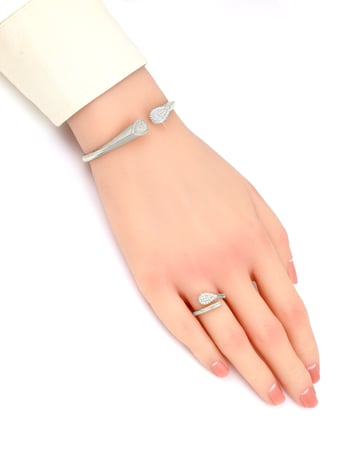 طقم اسوارة وخاتم بتصميم البوق الماسي المرصع بالزركون