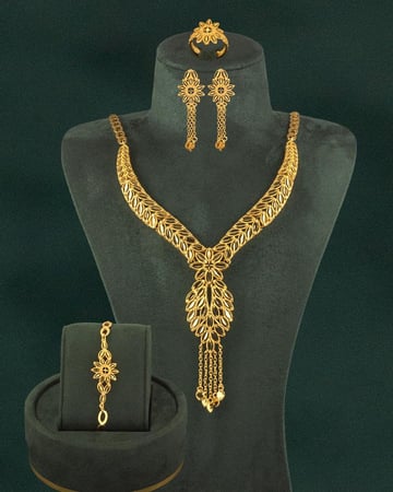 طقم نسائي مميز 5 قطع بلمعة الذهب الفاخرة