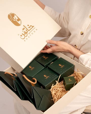 تطقيمات ذهبية جاهزة من 6 قطع مرصعة بالزركون