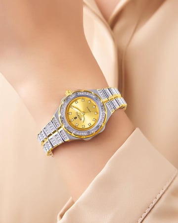 ساعة يد نسائية بإطار من الزركون اللامع مينا ذهبي