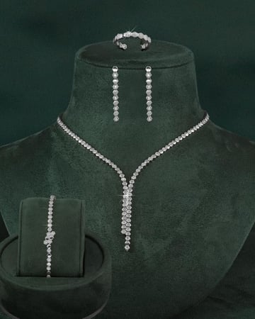 طقم مجوهرات فضي راقٍ بحبات زركون