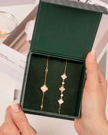 طقم ساعة وأساور فاخرة بلون ذهبي و تصميم عالمي مرصّع بالزركون