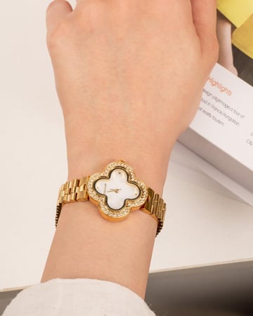 طقم ساعة وأساور فاخرة بلون ذهبي و تصميم عالمي مرصّع بالزركون