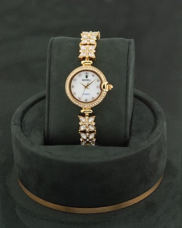 طقم مجوهرات بلمعة الذهب مع ساعة يد نسائية تصميم ذهبي