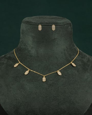 طقم شوكر سلسال وحلق مزين بالزركون تصميم ذهبي