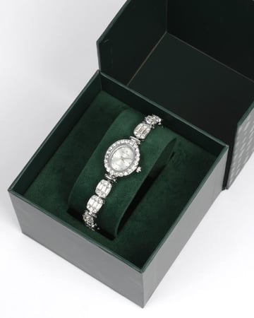 طقم مجوهرات بلمعة الألماس مع ساعة نسائية راقية