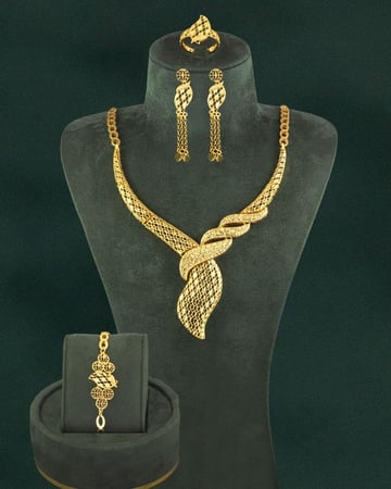 طقم مجوهرات بلمعة الذهب مع ساعة يد نسائية تصميم ذهبي