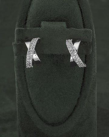 حلق مزين بفصوص الزركون اللامعة لون قضي