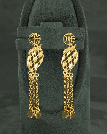 طقم مجوهرات بلمعة الذهب مع ساعة يد نسائية تصميم ذهبي