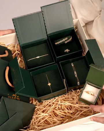 تطقيمات ذهبية جاهزة من 6 قطع مرصعة بالزركون