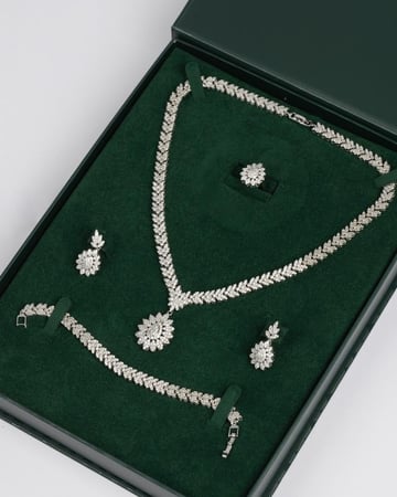 بوكس ملكي - طقم مجوهرات فاخر مرصع  مع ساعة راقية