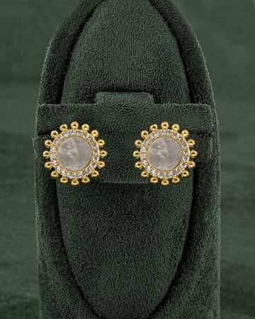 طقم نسائي فاخر ساعة ذهبية مع سلسال و حلق مرصعات بالزركون