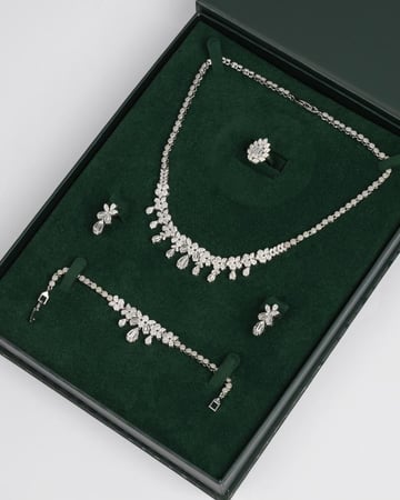 طقم مجوهرات فاخر مرصع بالزركون مع ساعة فخمة