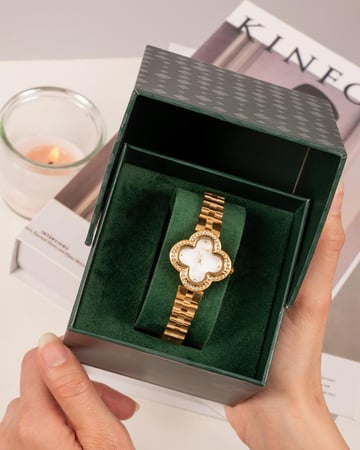 طقم ساعة وأساور فاخرة بلون ذهبي و تصميم عالمي مرصّع بالزركون