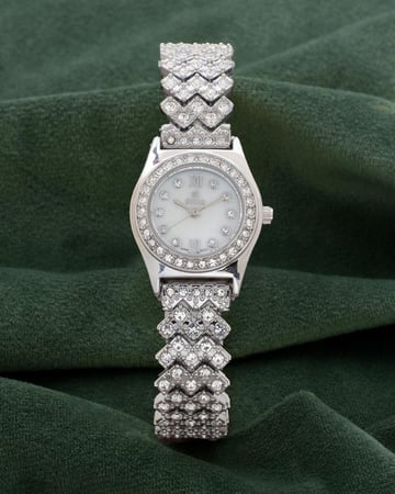 ساعة يد نسائية تصميم فضي فاخر بلمعة الألماس