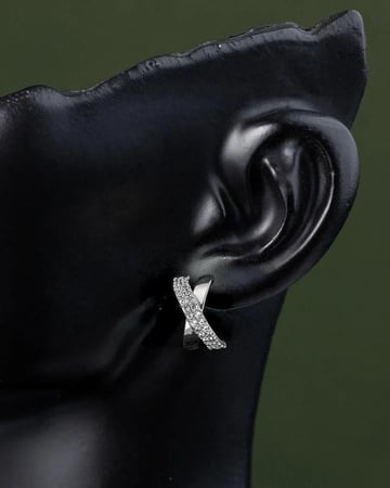 حلق مزين بفصوص الزركون اللامعة لون قضي