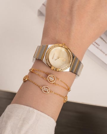 طقم ساعة وأساور فاخرة بلون ذهبي فضي مرصّع بالزركون