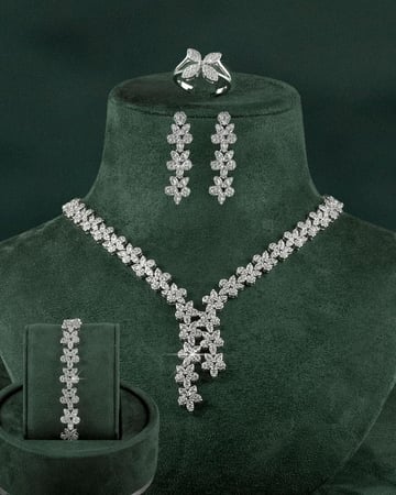 وردة الياسمين -طقم نسائي فضي مزدان بالزركون 5 قطع للمناسبات