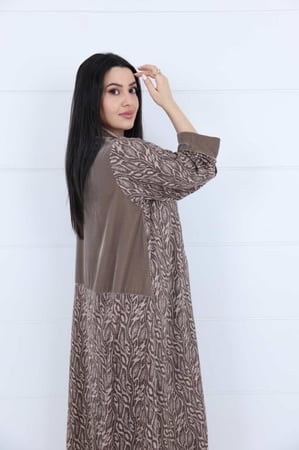 صورة جانبية تظهر نعومة القماش واتساع التصميم