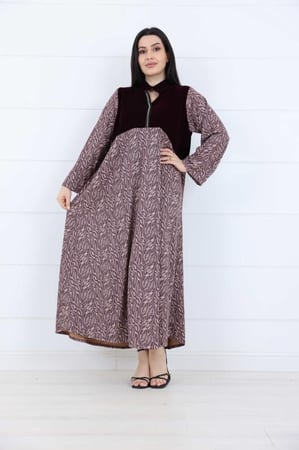 لقطة توضح جودة وسماكة خامة الكريب في الفستان الشتوي النسائي