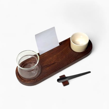 مكان مخصص للملعقة في الصينية الخشبية