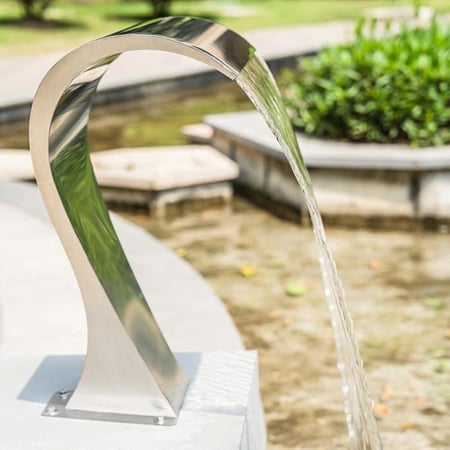 مصب شلال مسبح كوبرا من استنلس ستيل 304 – تصميم عصري باللون الفضي للمسابح والحدائق