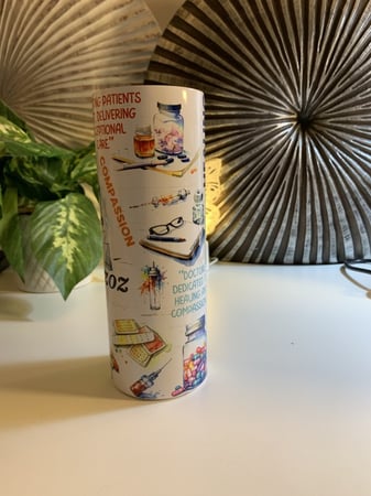 كوب بتصميم طبيب